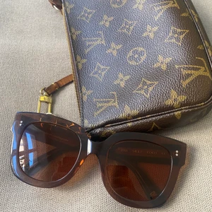 Chimi solglasögon - Säljer mina fina solglasögon från Chimi i modellen 08 och i färg Brown. Ser inga tydliga defekter på glasen och skulle beskriva solglasögonen som i mycket gott skick. Nypris: 1200kr. Pris kan diskuteras!