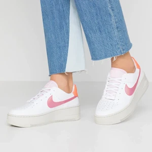 AIR FORCE 1 SAGE - Sneakers - stl 39 - PERFEKTA VÅRSNEAKERS // AIR FORCE 1 SAGE - Sneakers - light bone/hyper crimson/pink foam/digital pink/white // KÖPTA FÖR 1195 kr // FÅTAL ANVÄNDNINGAR! 💘