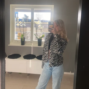 Zebra mönstrad jeans jacka st xs - En jätte cool och fin jeans jacka. Har kvar prislappen, alltså aldrig använd. Perfekt jacka nu till våren.