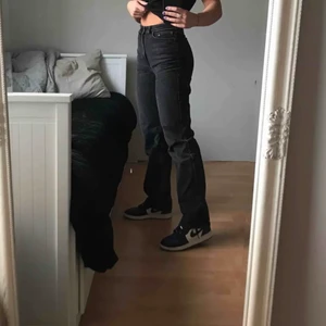 Rowe jeans - Jeans från weekday modellen rowe extra high. Storlek 25/32. Passar 32/34 och de som är upp till 167 typ! Säljer för att jag vill köpa andra jeans! Nypris är 500 men mitt är 200 plus frakt. Har även i 26/32 som jag säljer för samma pris! Bilderna är lånade och de är helt svarta och inte mörkgråa som visas på första bilden!