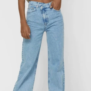 Jeans - Vanliga jeans fast med en asymmetrisk knapp 😸 passar xs men också större s. Köpare betalar frakten