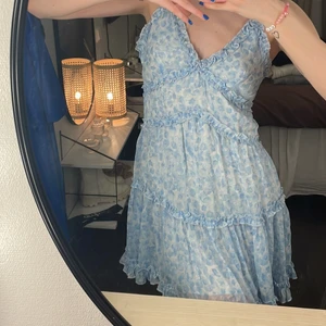 Klänning - Super söt blå volangklänning från nakd. Aldrig använd! 💖