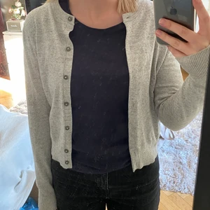 Grå kofta - En grå söt kofta från H&M, strl S. Bra skick, nypris 129kr