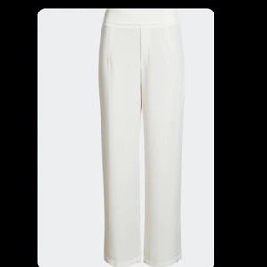 Vita kostymbyxor  - Säljer nu mina super fina kostymbyxor. Sitter fint och formar kurvor jätte fint. De är perfekt längd för mig som är 1,64 och är jätte bekväma! Byxorna är i fint skick då de är använda 1 gång. Dom är från bikbok och är i st 34💗💛