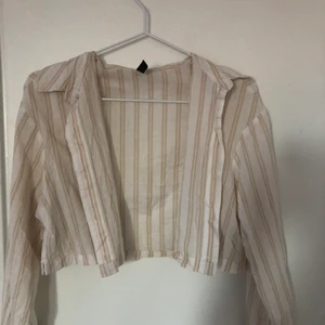 Skjorta - Croppad skjorta perfekt för sommaren. Säljer då den inte kommit till användning. XS passar även S. 100kr inklusive frakt