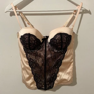 korsett top - ljus rosa korsett topp köpt second hand. passar c-d kupa. midjan är reglerbar i ryggen så kan passa xs-m! kom med bud i dm!