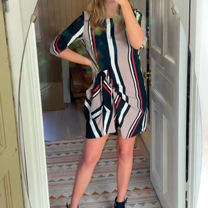 Parisisk randig klänning med knytdetalj - Parisisk randig klänning med knytdetalj. Size 8, tycker den motsvarar S. För referens är jag S. Utan anmärkning, endast använd enstaka gång. Ingen öppning under knytningen, utan påsydd detalj.