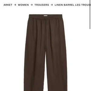 Linnebyxor  - Linnebyxor från arket. I barrel-modell. Sköna, snygga, svala! Inget att anmärka på. Storlek 36.