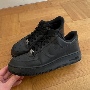Nike air force svarta - Nike air force i fint skick, storlek 38,5 , pris 350kr+frakt