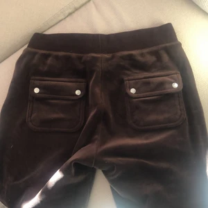 Juicy couture byxor -  BUDA! bruna juicy byxor i xs!! HELT slutsålda och SKIT SNYGGA. Säljer då ja är i behov av pengar!