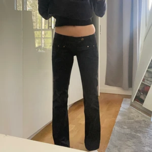 Jeans - Säljer dessa jätte fina lågmidjade jeans då dom är lite för små för mig. Storlek 26 i midjan, står inte storlek i längd men skulle gissa på 32 eller 34. 