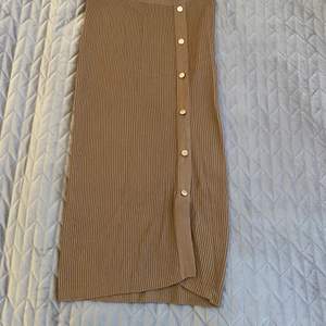 Stickad brun kjol som är vadlång. Använd ett fåtal gånger och den är ganska tajt på kroppen. Det är storlek xs men passar även s. Köparen betalar frakten 