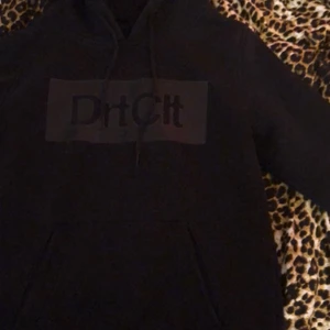 DirtCült hoodie. Storlek M - En svart DirtCült med svart text. Använt ett par gånger. Storlek M men passar typ bara Xs/S. Jag står inte för frakten. 