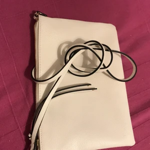 Väska - Hej säljer min väska för 150kr pris kan diskuteras sprillans ny 
