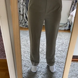 Kostymbyxor  - ‼️‼️Ett par fina kostymbyxor från NA-KD som köptes i deras tillfälliga popup butik som nu är stängd. Dom är i stl 40 men då materialet bara är lite stretchigt så passar dom bra. Jag brukar ha stl Medium och dom sitter perfekt på mig!       Dom är aldrig använda! ‼️‼️