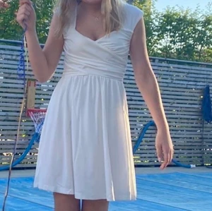 Studentklänning i xs - Offwhite studentklänning i superbra skick, storlek xs, använd en gång. Sweetheart neckline och fodrat innehåll som gör att den inte blir genomskinlig. Från Chiara Alforno Milano, köpt på bubbleroom. Köpt för 500, säljer för 300, skriv privat.