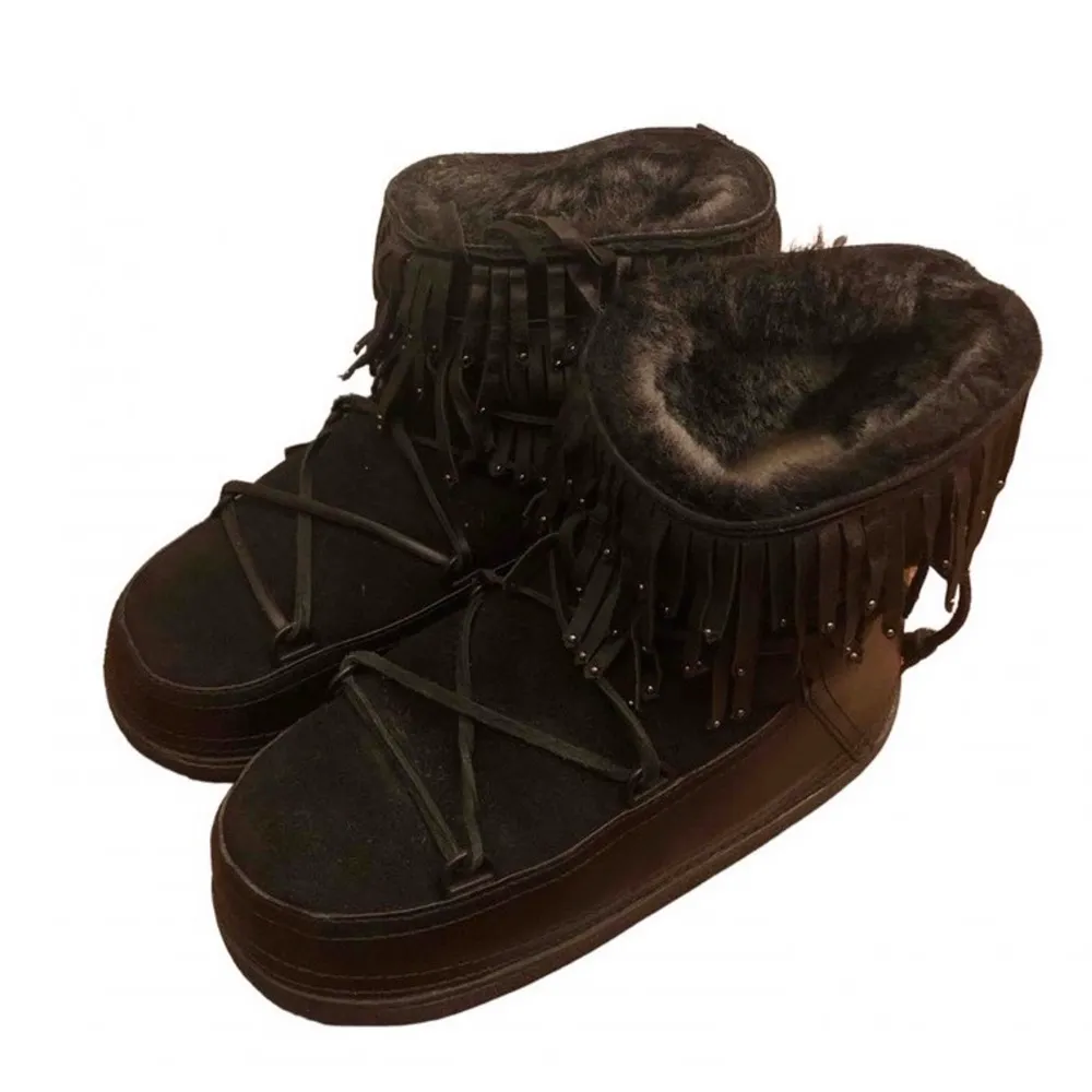 Säljer igen pga oseriös köpare förra gången! Svarta Inuikii skor i väldigt fint skick som tyvärr inte kommer till användning pga för små för mig. . Skor.