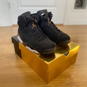 JORDAN 6 DMP (2020) - Köpte skorna på footlocker och dem har inte blivit använda så mycket, dem är alltså i väldigt bra skick! Storlek 43