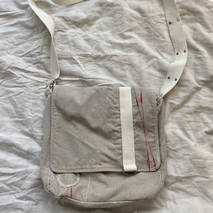 Beige axelremsväska  - Skitsöt axelremsväska som är i princip nyskick. Säljer pga att jag har för många väskor. Den har många bra fack och dragkedja på insidan. Facken som jag visar på andra bilden är mjuka o mysiga på insidan, jättegullig detalj ❣️ märket är nici