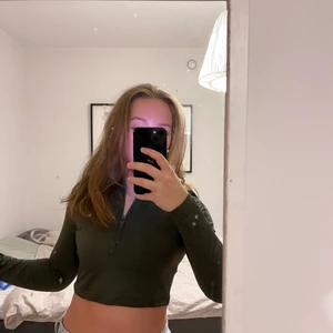 Weekday topp - Snygg topp från weekday! Materialet är som ett par träningstights, i en mörkgrönfärg! Storlek s/m 💛