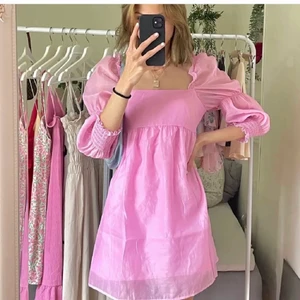 Rosa sommarklänning 💕💕 - Superfin sommarklänning från hm💕💕i storlek 40 men väääldigt liten i storlek, snarare 36/38💕💕köp för 150+ frakt💕💕(LÅNADE BILDER, HON PÅ BILDEN BÄR STORLEK 38)