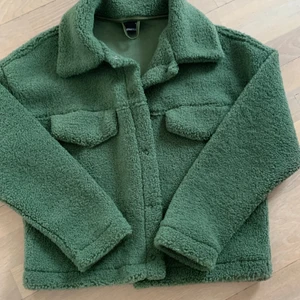 grön jacka - Superfin grön jacka ifrån gina som knappt är använd! Jättegosig och lagom tjock nu till våren 💖
