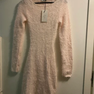 Klänning från Hanna Schöbergs, NAKD - Säljer min helt nya klänning ifrån Hanna Schöbergs kollektion från NA KD, den är figursydd och sitter som en smäck. Den är öppen i ryggen och har ett snöre man kan knyta på baksidan. Nytt pris: 599kr