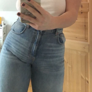 90’s straight jeans - gina tricot - OBS: andra bilden är INTE de jag säljer det är bara för att visa hur modellen ser ut på ett ungefär och för att jag inte har fler bilder på dom jag har på mig. Kan skicka på dom jag säljer om ni kommer privat. Står 46 i plagget men är som en tajt 44. Nypris 600kr, endast använda 3 gånger. Kan mötas i stockholm annars står köpare för frakt som ligger på 79kr💞