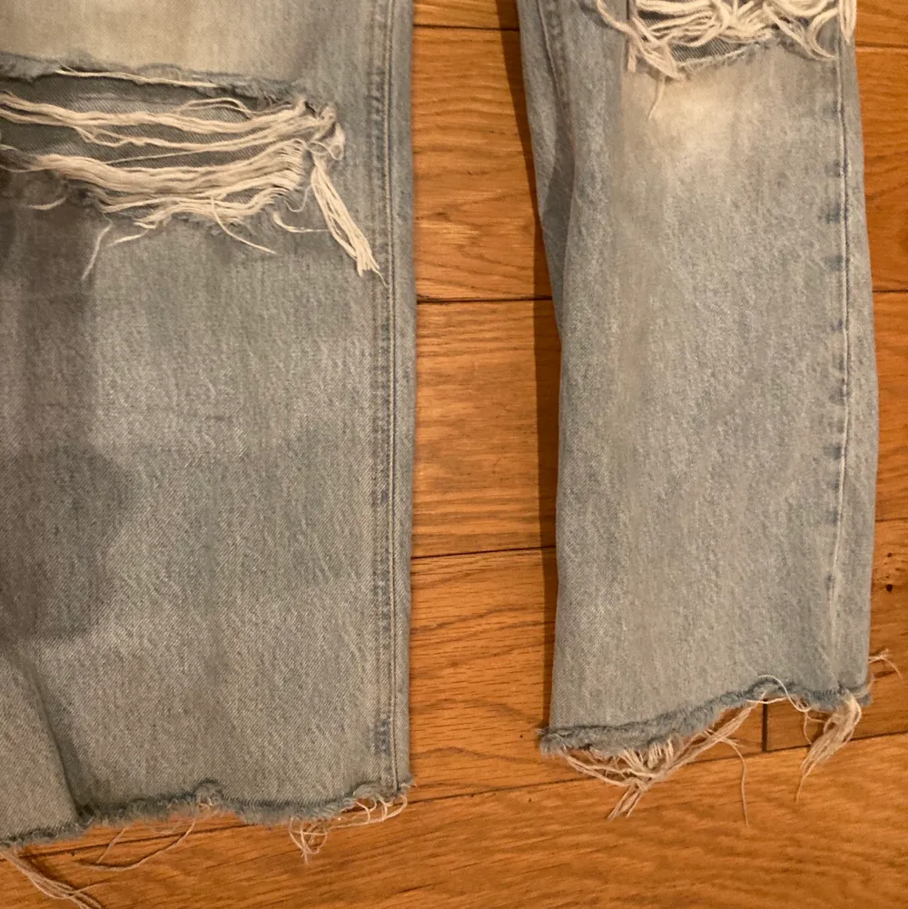 Nu säljer jag mina super fina utsvänga zara jeans med hål. Dem är i storlek 32 och en halv centimeter avklippta nere vid fötterna. 🌺🌺🌺. Jeans & Byxor.