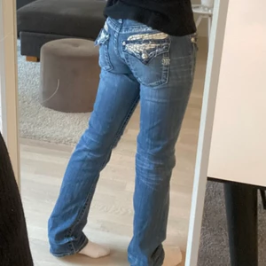 Miss Me jeans - HÖGSTA BUD 600! Säljer mina fina och unika missme jeans i strl 28! Lågmidjade och är i modellen straight. MIDJEMÅTT : 76 cm, INNERBENSLÄNGDEN : 77 cm!! Dessa har som en söm som gör att de kan vikas upp och bli kortare på ett snyggt sätt. (Syns på sis