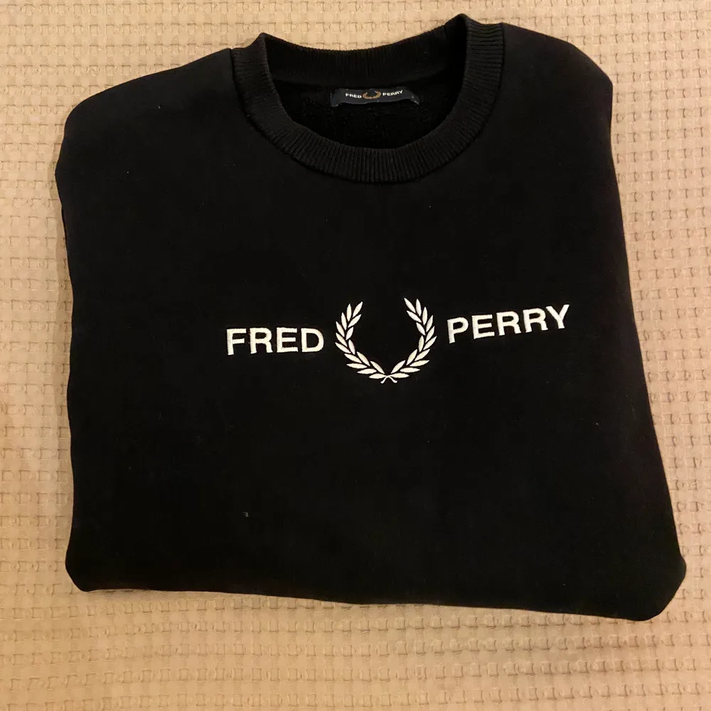 En skit snygg Fred Perry Sweatshirt som inte längre finns i butik. Säljer denna då den nu tyvärr inte längre passar mig. . Tröjor & Koftor.
