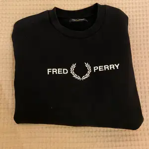 En skit snygg Fred Perry Sweatshirt som inte längre finns i butik. Säljer denna då den nu tyvärr inte längre passar mig. 