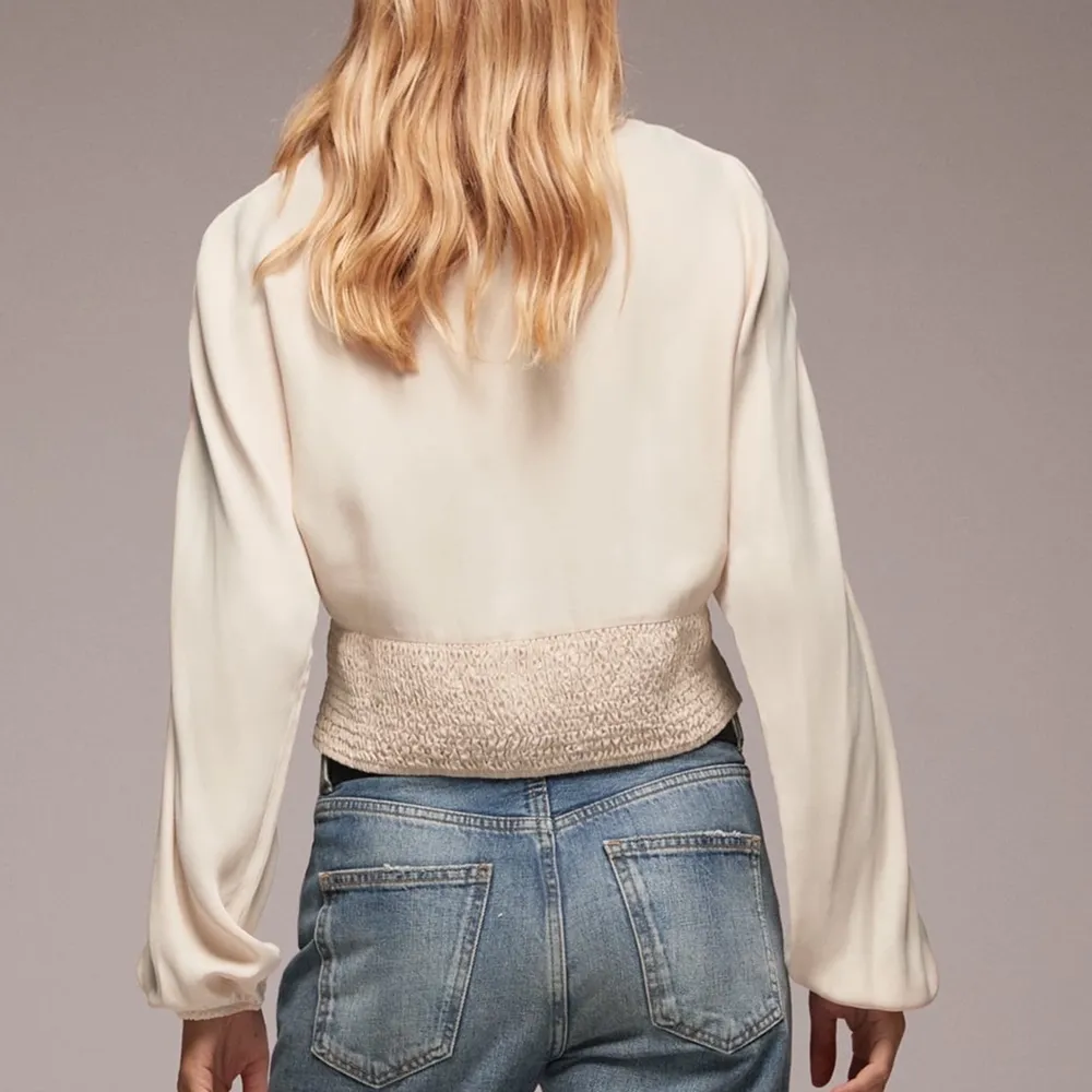 Så fin blus från Zara i snygg krämvit färg! Sitter så smickrande men har inga bilder på den! Kan skicka vid intresse!! Storlek M💗💗💗. Puserot.