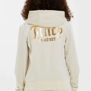 Juicy tröja - Beige juicy tröja aldrig andvänd i storlek 15 men passar perfekt på mig som har XS i vanliga fall. Färgen: vanilla ice. Bilderna är lånade. Köparen står för frakt 