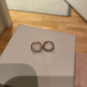 Marc Jacobs örhängen - Örhänge från Marc Jacobs i guld och beige färg. Fint skick!