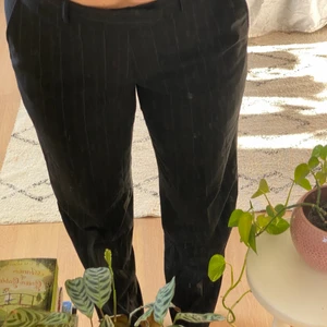 Kritstrecksrandig byxor  - Ett par kritstrecksrandiga kostymbyxor som är från märket bastini. Köpa secondhand och aldrig använda av mig. 