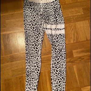 Strongertights  - Strongertights i ljust leopardmönster i storlek Så . Gott skick. Köpta för 599kr, säljes för 200kr ☺️ köparen står för eventuell frakt