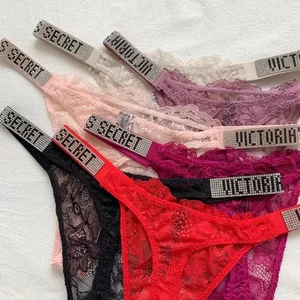”Victorias secret” trosor    - Säljer nu Dessa trosor i olika färger för ett bra pris🤍  först till kvarn säljer snabbt🤍måtten är midja 60-70cm och höft 80-90cm🤍 Oanvända såklart🤍 flera frågor? Skriv till mig privat🤍 SVART O RÖD FINNS KVAR🖤❤️ ( jag kan inte alltid svara så fort då de är många som skriver men jag försöker så gott jag kan)🤍