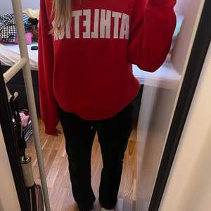 Säljer denna skit snygga tröja från Gina då jag tyvärr har tröttat på den! Storlek M men skulle säga att den passar S/L också! Det står ”Athletica” på texten. 100kr+frakt 💗💗