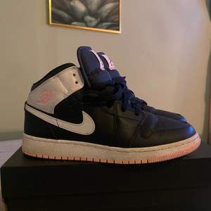 Intressekoll/säljer mina Air Jordan 1 mid black artic pink. Köpta för 1500kr. Köpte i höstas på Restocks, dock sparsamt använda, så i väldigt fint skick och inga defekter finns. Lite creasade, men absolut inte mycket. Originalbox tillkommer. Skriv privat för fler bilder/egna förslag på priser. Kan tänka mig 900-1000kr. 💗 om någon är intresserad kommer jag såklart att rengöra dom noggrannare!