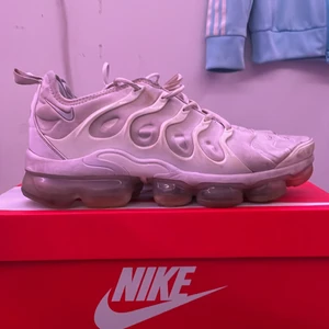 Nike vapormax plus - Nu säljer jag mina vapormax då jag inte kommer till användning av dom de är i STL 43 och är väldigt bekväma skor dom tar bara plats och inte används, DETTA ÄR I BEFINTLIGT SKICK