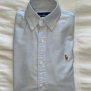 Ralph Lauren herrskjorta  - Skjortan är i storlek S slim fit och är i utmärkt skick.