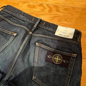 Ett par fina Stone island jeans! Köpta på kaufman i Köpenhamn för ett tag sen. Säljer pga inte passar mig längre, waist 32.