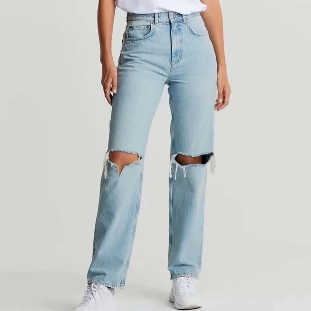Säljer dessa superfina jeans från ginatricot i modellen 90s high waist. Midjemått: 62cm Innerbenslängd: 77cm. Bra i längden på mig som är 167cm. Nypris: 599kr. Jeans & Byxor.