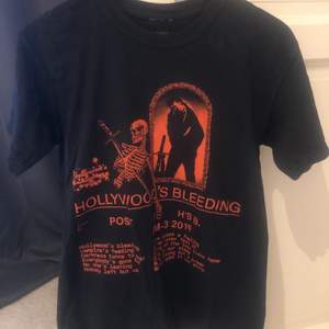 officiell merch från Post Malone, albumet hollywood’s bleeding. kostade 600kr inkl frakt, pris är diskuterbart