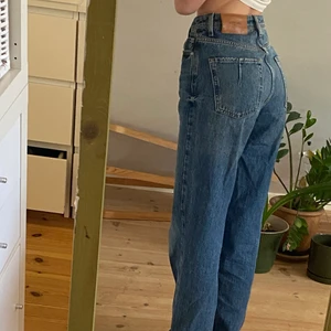 Zara jeans - Skit snygga långa jeans från Zara. I nyskick💙💙 Midjemått: 68cm Innerbenslängd : 86cm  Själv är jag 174cm 