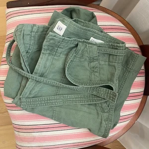 Cargo byxor  - Linnebyxor- ISH från GAP. Alldeles för små för mig men passform syns på bild 2. Fint skick och perfekta för våren. Jag är 165 o de är lite långa. 