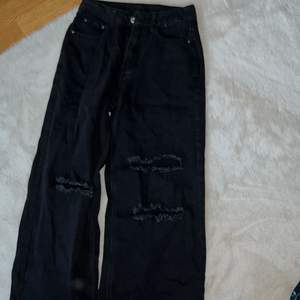 Svarta håliga jeans från shein. Storlek xs och knappt använda. 