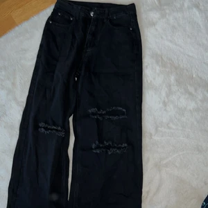 Håliga jeans  - Svarta håliga jeans från shein. Storlek xs och knappt använda. 