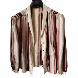 Så fin vintageskjorta köpt i Italien. Härligt material, fint mönster och väldigt bra skick. Modellen på bild är 174cm lång och bär normalt XS. Skriv om funderingar 🌷